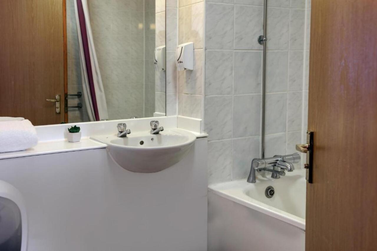 Orchid Epsom; Sure Hotel Collection By Best Western Bagian luar foto